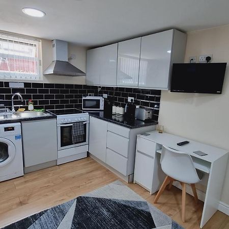 Lovely Studio-Flat With Free Parking, Free Wifi. Leeds  Exterior foto